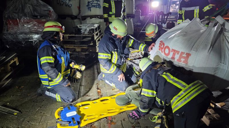 Bild "&Uuml;bungen:20251119_Uebung_Baustoffe_Roth.jpg"